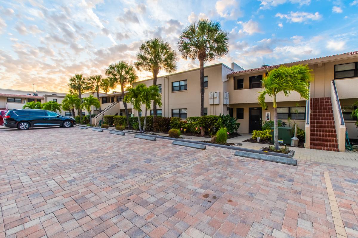 Palm trees and Casa Del Mar buildings around a paved resort courtyard